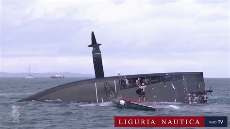 La scuffiata da brivido di American Magic all'America's Cup